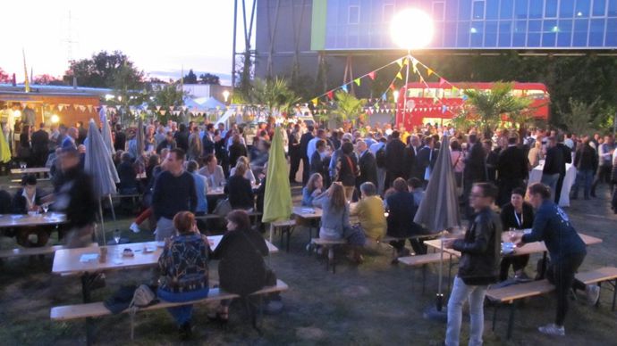 La soirée festive du mardi, dans un décor en plein air, est l’occasion d’échanges informels agrémentés de dégustations, en produits et vins locaux. ©Léna Hespel